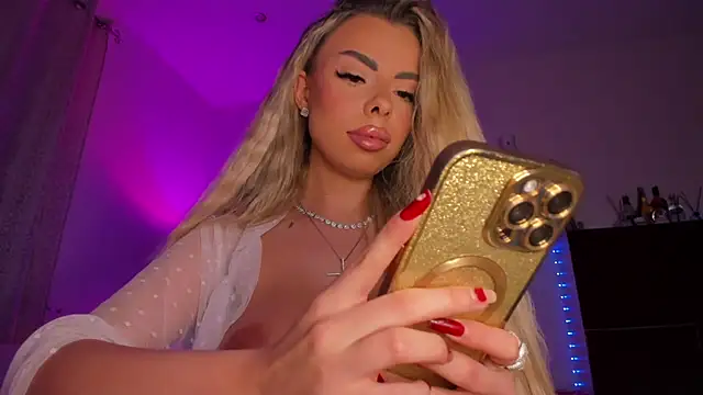 Snapshot of SerraVondeee chatting on 11/27/25, 09:28 SerraVondeee online show from 11/27/25, 09:28