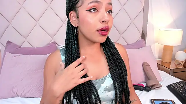 Snapshot of momo_ayasse chatting on 10/17/25, 09:28 momo ayasse online show from 10/17/25, 09:28