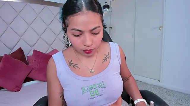 Snapshot of momo_ayasse chatting on 12/02/25, 09:54 momo ayasse online show from 12/02/25, 09:54