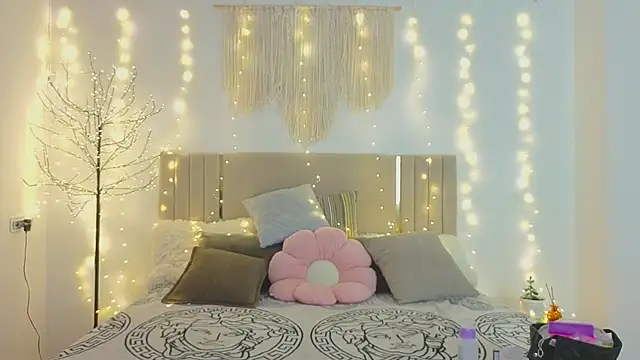 Little mia   online show from 12/17/25, 10:38