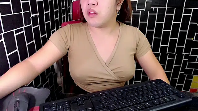 Snapshot of xUrDreamSlutWhore chatting on 09/13/25, 04:40 xUrDreamSlutWhore online show from 09/13/25, 04:40