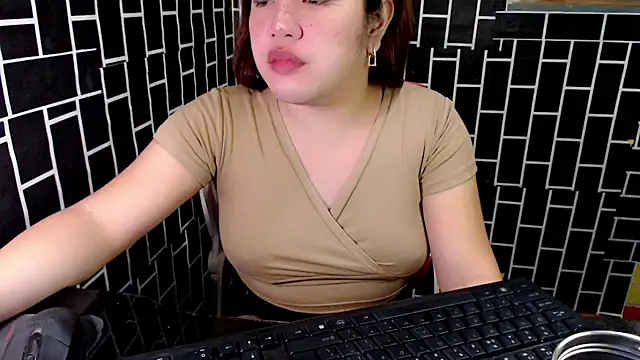 Snapshot of xUrDreamSlutWhore chatting on 09/15/25, 06:08 xUrDreamSlutWhore online show from 09/15/25, 06:08