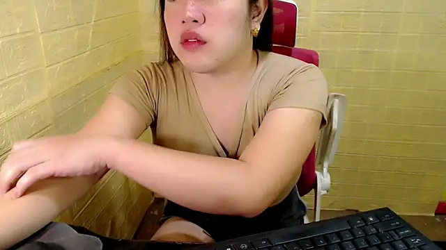 Snapshot of xUrDreamSlutWhore chatting on 10/21/25, 03:02 xUrDreamSlutWhore online show from 10/21/25, 03:02