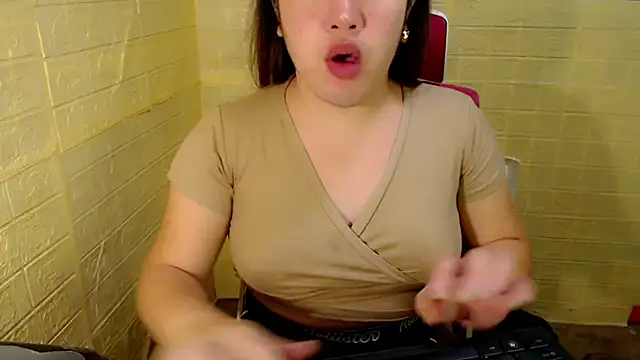 Snapshot of xUrDreamSlutWhore chatting on 11/04/25, 10:09 xUrDreamSlutWhore online show from 11/04/25, 10:09