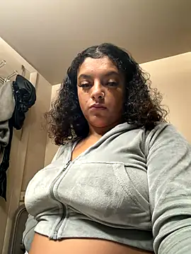 Snapshot of allybluee777 chatting on 12/05/25, 04:32 allybluee777 online show from 12/05/25, 04:32