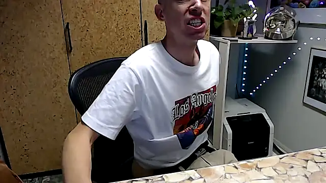 Snapshot of sakiramissy chatting on 11/17/25, 07:14 sakiramissy online show from 11/17/25, 07:14