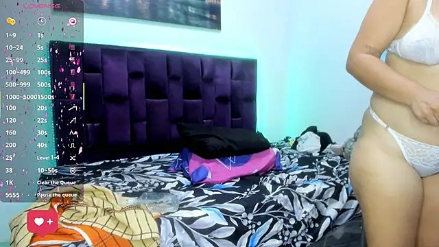 Snapshot of Alicia_Whitee chatting on 03/17/26, 10:29 Alicia Whitee online show from 03/17/26, 10:29