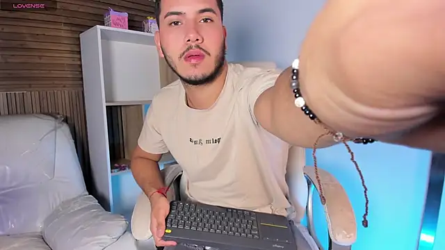 Axel grey  online show from 10/04/25, 12:25