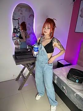 Snapshot of Alysson_LS chatting on 09/30/25, 01:43 Alysson LS online show from 09/30/25, 01:43