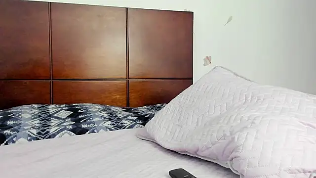 Snapshot of marie_pourtoii chatting on 12/19/25, 01:01 marie pourtoii online show from 12/19/25, 01:01