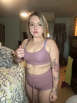 Snapshot of JuicyExxxperience chatting on 12/17/25, 02:01 JuicyExxxperience online show from 12/17/25, 02:01