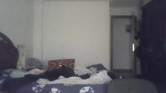 Snapshot of LillyCrossAvila chatting on 12/19/25, 10:44 LillyCrossAvila online show from 12/19/25, 10:44