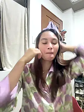 Snapshot of LanySylvia chatting on 12/19/25, 04:36 LanySylvia online show from 12/19/25, 04:36