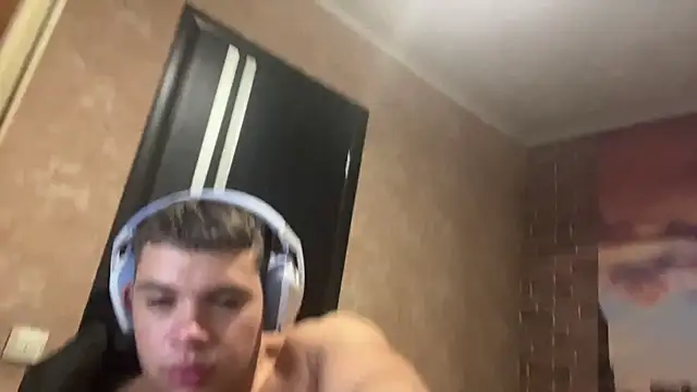 Snapshot of MusclePhantom chatting on 11/23/25, 10:09 MusclePhantom online show from 11/23/25, 10:09