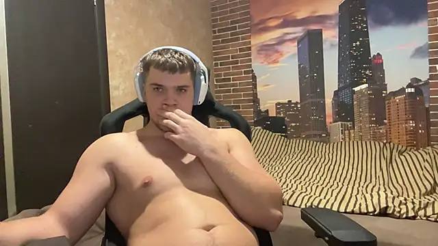 Snapshot of MusclePhantom chatting on 12/21/25, 09:44 MusclePhantom online show from 12/21/25, 09:44