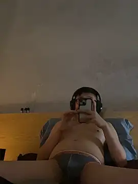 Snapshot of AndrewP13331 chatting on 09/24/25, 02:20 AndrewP13331 online show from 09/24/25, 02:20