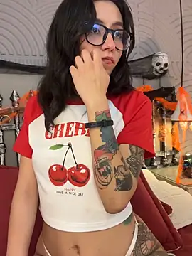 eviegothel  online show from 11/05/25, 08:20