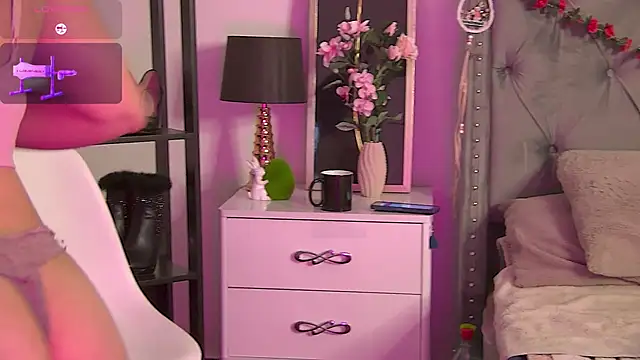Snapshot of LolaButtie chatting on 05/21/26, 06:31 LolaButtie online show from 05/21/26, 06:31