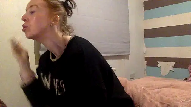 Snapshot of Bellababexox chatting on 05/27/26, 01:02 Bellababexox online show from 05/27/26, 01:02