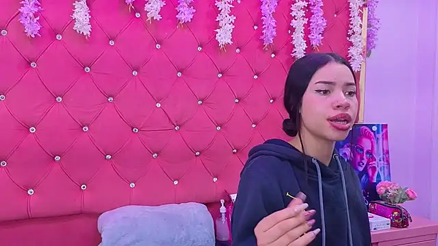 Nanis James online show from 11/08/25, 03:07