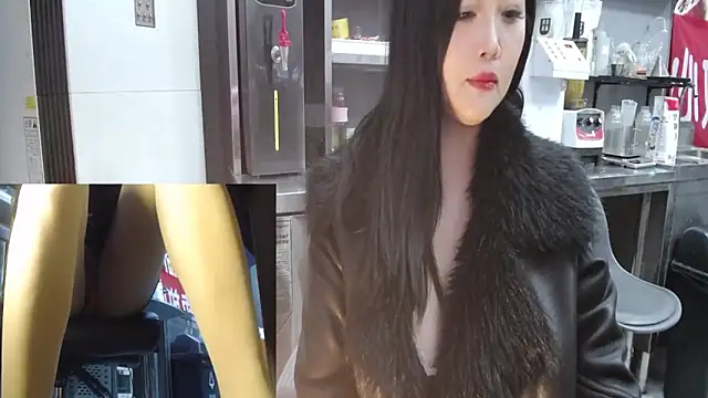 Eileen-L online show from 11/28/25, 02:36