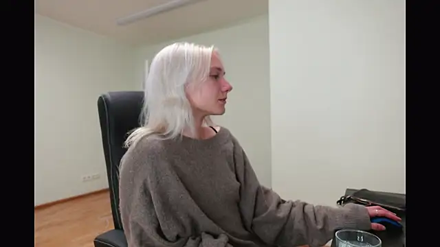 Laura Chaplin online show from 10/22/25, 05:13