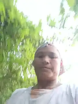 Snapshot of Love-Mama33 chatting on 10/19/25, 10:27 Love-Mama33 online show from 10/19/25, 10:27