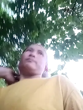 Snapshot of Love-Mama33 chatting on 10/20/25, 10:38 Love-Mama33 online show from 10/20/25, 10:38