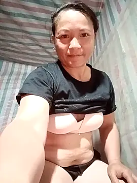 Snapshot of Love-Mama33 chatting on 10/20/25, 10:43 Love-Mama33 online show from 10/20/25, 10:43