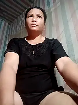 Snapshot of Love-Mama33 chatting on 10/31/25, 11:28 Love-Mama33 online show from 10/31/25, 11:28