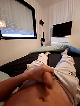 Snapshot of Yoaannn chatting on 10/28/25, 03:47 Yoaannn online show from 10/28/25, 03:47