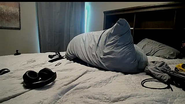 Snapshot of LeeCox chatting on 12/30/24, 11:06 LeeCox online show from 12/30/24, 11:06