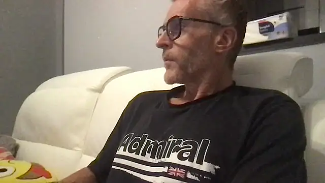 Snapshot of Axl_hot chatting on 09/11/25, 07:58 Axl hot online show from 09/11/25, 07:58