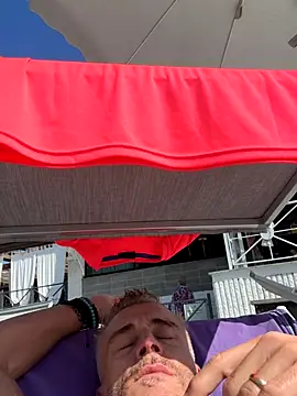 Snapshot of Axl_hot chatting on 09/19/25, 12:17 Axl hot online show from 09/19/25, 12:17