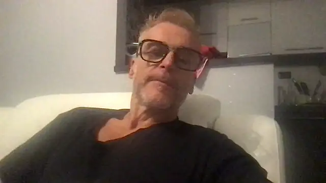 Snapshot of Axl_hot chatting on 09/22/25, 07:16 Axl hot online show from 09/22/25, 07:16