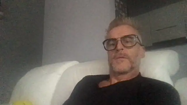 Snapshot of Axl_hot chatting on 09/23/25, 04:21 Axl hot online show from 09/23/25, 04:21