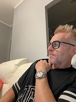 Snapshot of Axl_hot chatting on 09/26/25, 07:51 Axl hot online show from 09/26/25, 07:51