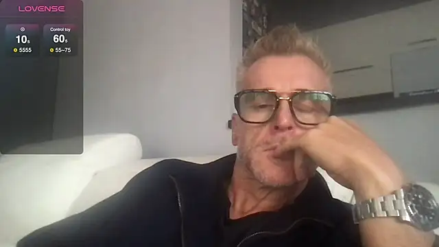 Snapshot of Axl_hot chatting on 09/27/25, 12:32 Axl hot online show from 09/27/25, 12:32