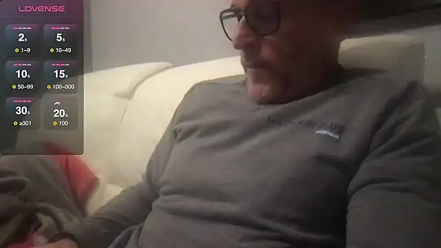 Snapshot of Axl_hot chatting on 10/10/25, 07:57 Axl hot online show from 10/10/25, 07:57