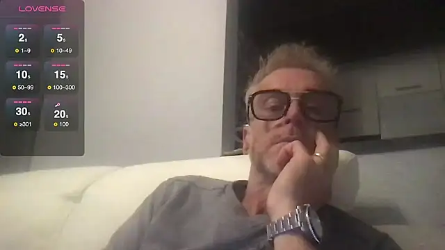 Snapshot of Axl_hot chatting on 10/11/25, 07:56 Axl hot online show from 10/11/25, 07:56