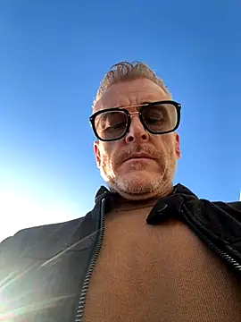 Snapshot of Axl_hot chatting on 11/05/25, 03:01 Axl hot online show from 11/05/25, 03:01