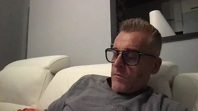 Snapshot of Axl_hot chatting on 11/08/25, 08:29 Axl hot online show from 11/08/25, 08:29