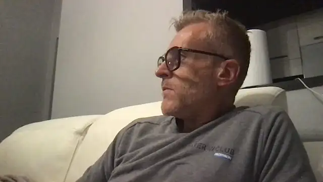 Snapshot of Axl_hot chatting on 11/15/25, 08:49 Axl hot online show from 11/15/25, 08:49