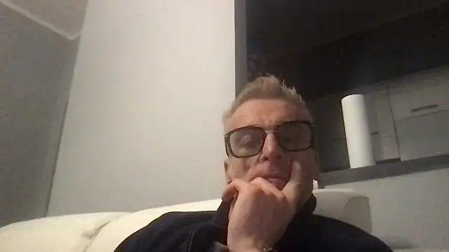 Snapshot of Axl_hot chatting on 11/22/25, 07:57 Axl hot online show from 11/22/25, 07:57