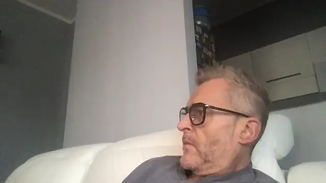 Snapshot of Axl_hot chatting on 11/23/25, 12:05 Axl hot online show from 11/23/25, 12:05