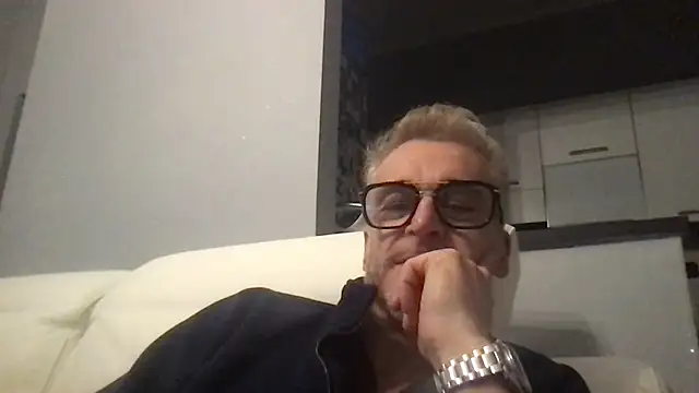 Snapshot of Axl_hot chatting on 12/04/25, 08:17 Axl hot online show from 12/04/25, 08:17