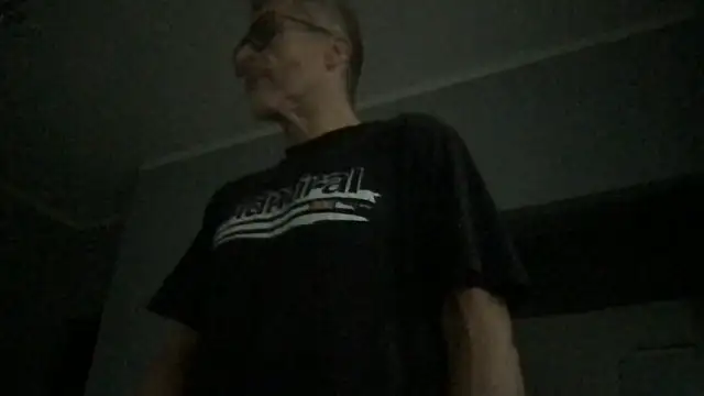 Snapshot of Axl_hot chatting on 12/22/25, 09:28 Axl hot online show from 12/22/25, 09:28