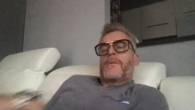 Snapshot of Axl_hot chatting on 01/17/26, 12:54 Axl hot online show from 01/17/26, 12:54