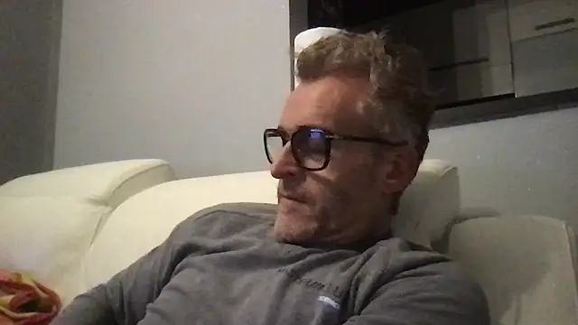 Snapshot of Axl_hot chatting on 02/12/26, 09:32 Axl hot online show from 02/12/26, 09:32