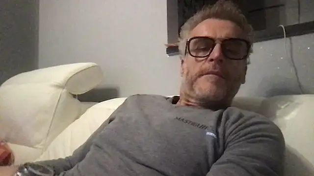 Snapshot of Axl_hot chatting on 02/17/26, 11:00 Axl hot online show from 02/17/26, 11:00